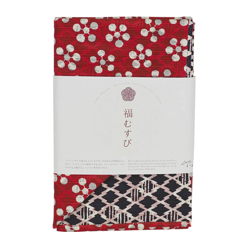 Vändbart japanskt Furoshiki-tygstycke med japansk aprikos och tall- och bambudesign.