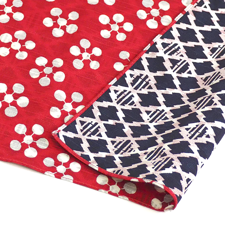 Vändbart japanskt Furoshiki-tygstycke med japansk aprikos och tall- och bambudesign.