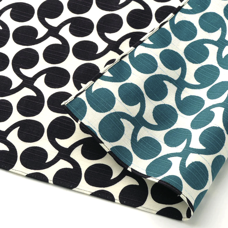 Vändbart japanskt furoshiki-reptyg från Isa Monyo-serien med New Sprout-design.